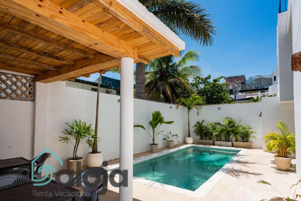 a swimming pool in the backyard of a house at VIca Guest House con piscina en la entrada de la Zona Hotelera in Cancún