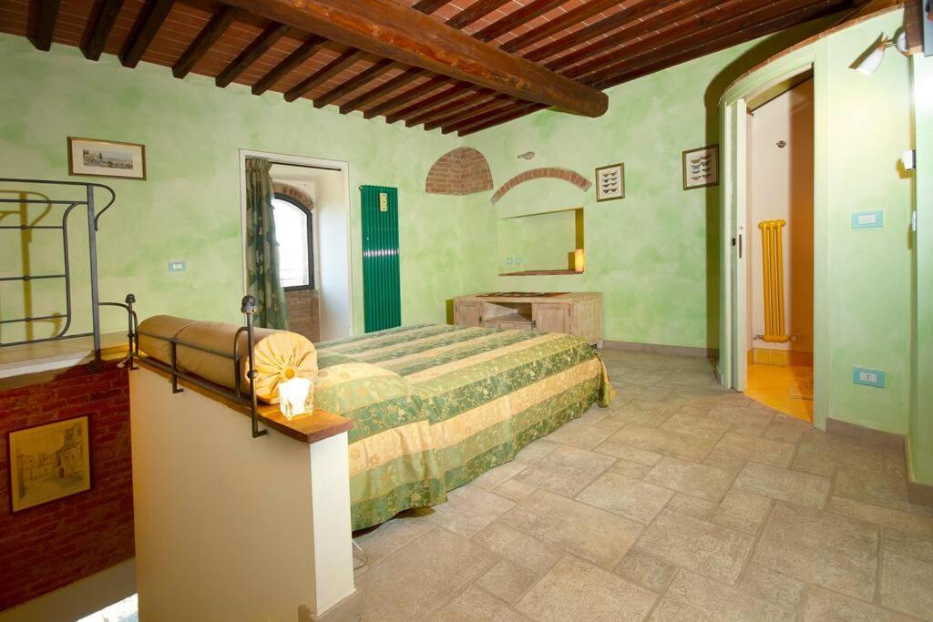 1 dormitorio con 1 cama y lavamanos en una habitación en LA TORRE DEL CASTELLO, en Gambassi Terme