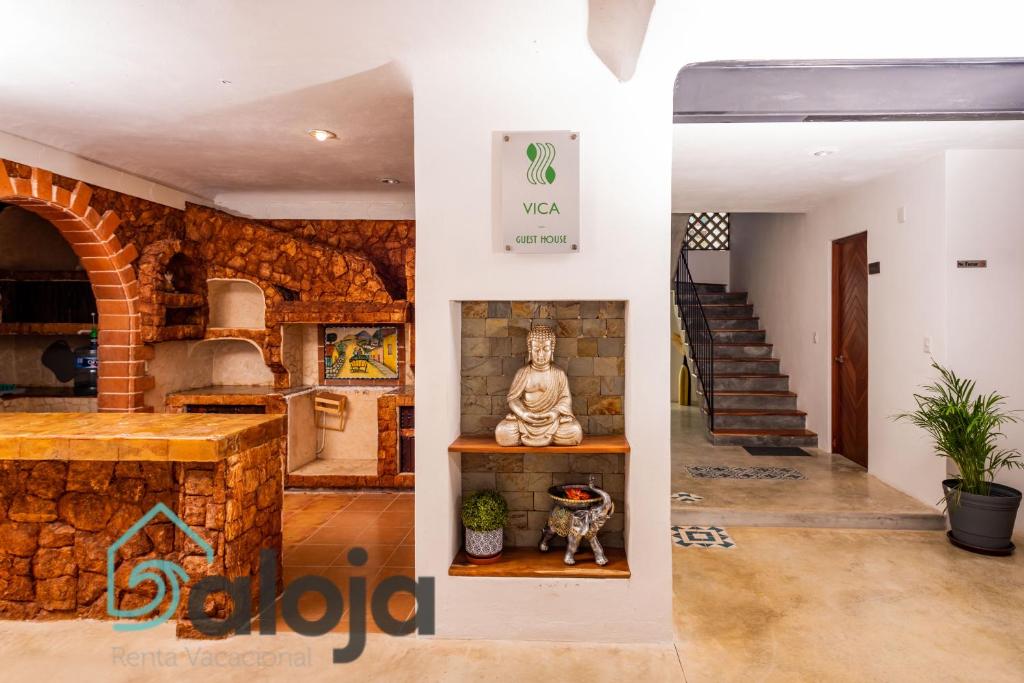 um quarto com uma estátua de um Buda e uma escadaria em VIca Guest House con piscina en la entrada de la Zona Hotelera em Cancún