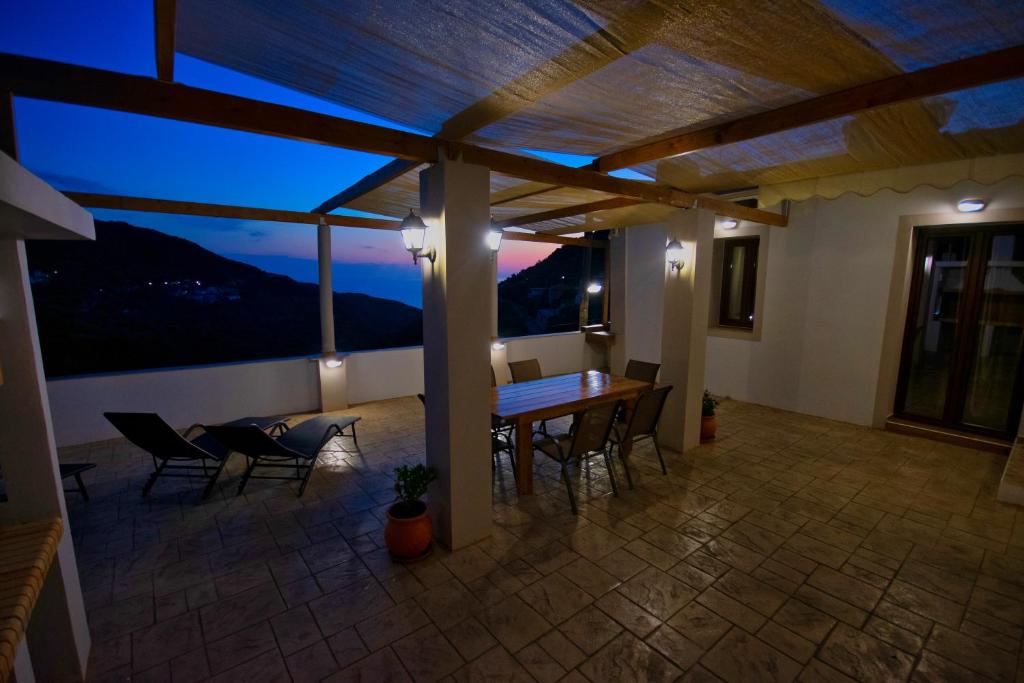 Balkón nebo terasa v ubytování West Crete House
