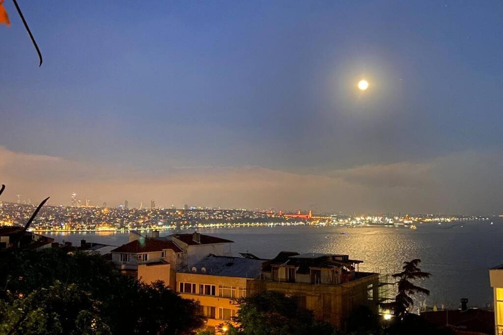 una vista de una ciudad con la luna sobre el agua en Luxury apartment with Bosphorus view, en Estambul