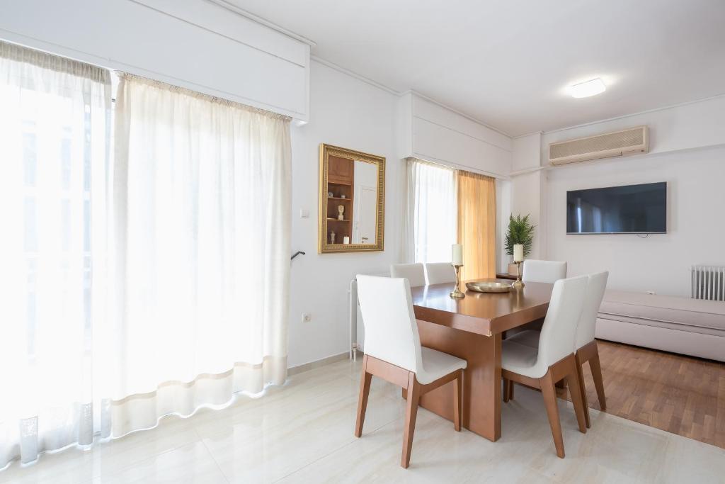 TV a/nebo společenská místnost v ubytování Athens Del Sol Suite