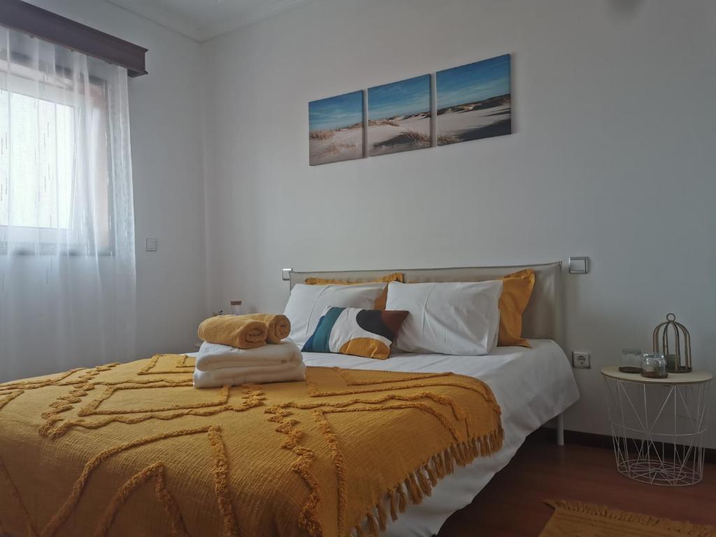 1 dormitorio con 1 cama con manta amarilla en Ana Paula House, en Aveiro