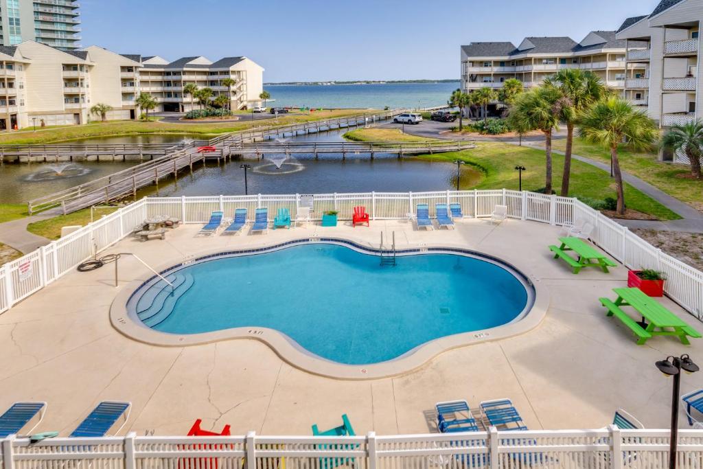 une image d'une piscine dans un complexe dans l'établissement Bayfront Pensacola Beach Condo with Pool and Elevator, à Pensacola Beach