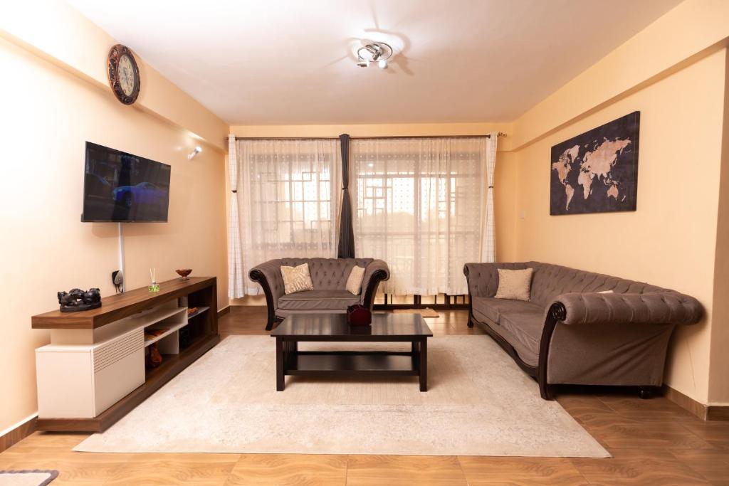 sala de estar con sofá y mesa en Luxurious-2 bedroom Furnished Apartment, en Nairobi