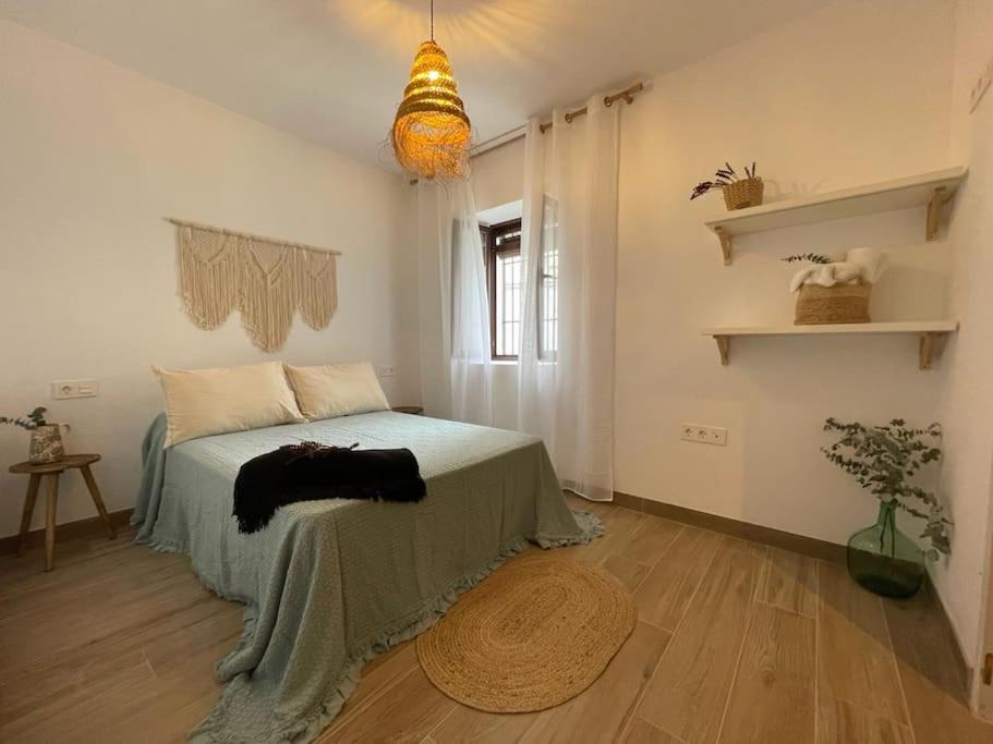 - une chambre avec un lit au milieu d'une pièce dans l'établissement Casa LA ROMANA, à Salobreña