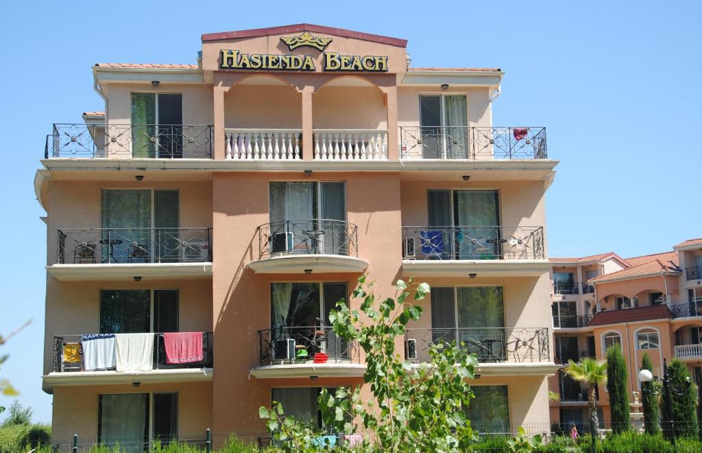 ソゾポルにあるHasienda Beach Apartmentsのホテルの看板のある建物