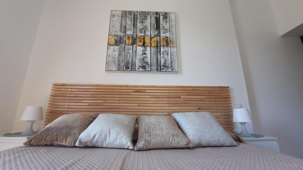 un letto con due cuscini sopra in una camera da letto di Golden Secret Guest House a Itri