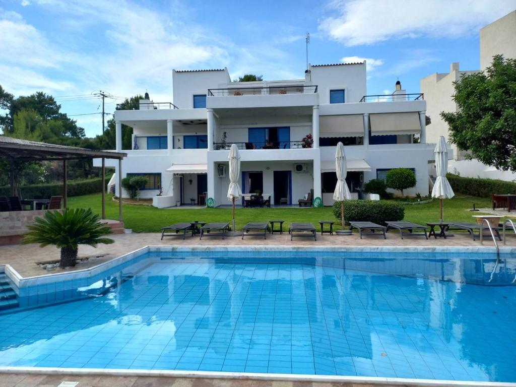 Villa con piscina frente a una casa en Kinetious Nisous, en Kineta