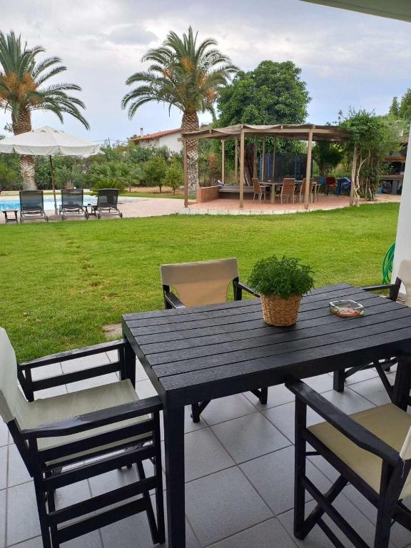 Zahrada ubytování Kinetious Nisous Stylish Apt, Pool, near the Beach