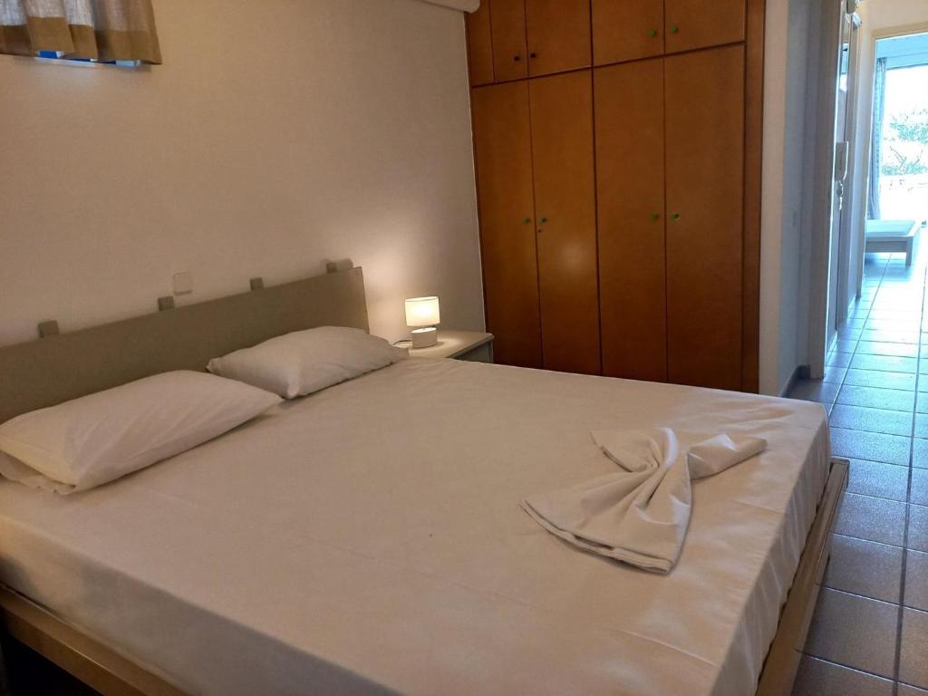 Postel nebo postele na pokoji v ubytování Kinetious Nisous Stylish Apt, Pool, near the Beach