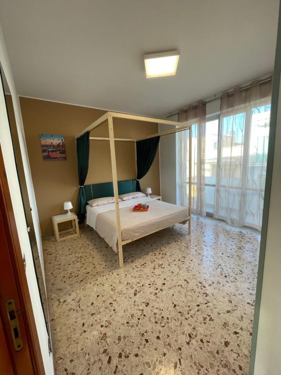una camera da letto con un letto a baldacchino in una stanza di Frida's a Nardò