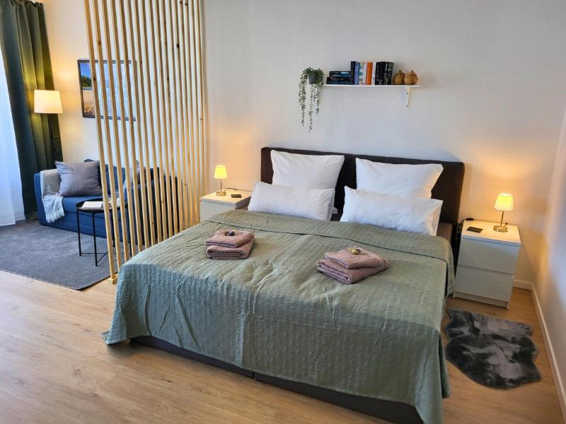 een slaapkamer met een bed met twee handdoeken erop bij Traumhaftes, zentrumnahes Studio in Kassel