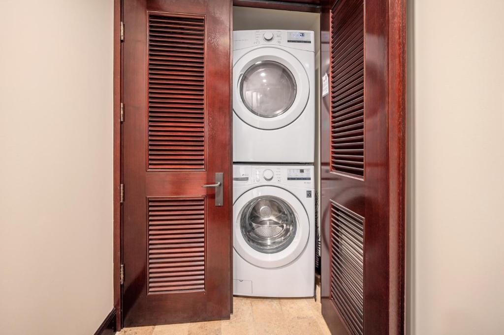 Ảnh trong thư viện ảnh của Waipouli Beach Resort Spectacular Luxury Oceanfront Condo Sleeps 8 AC Pool ở Kapaa