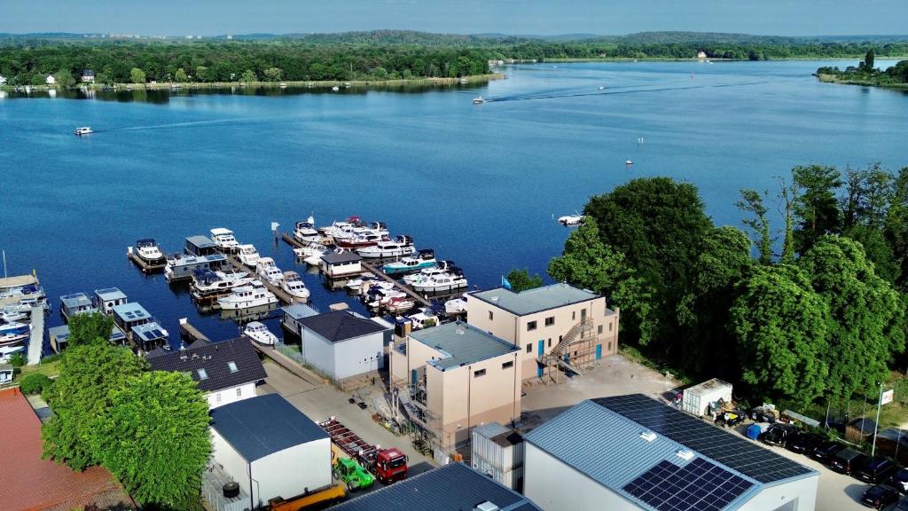 una vista aérea de un puerto deportivo con barcos en el agua en Exklusive Ferienwohnungen an der Havel, en Werder