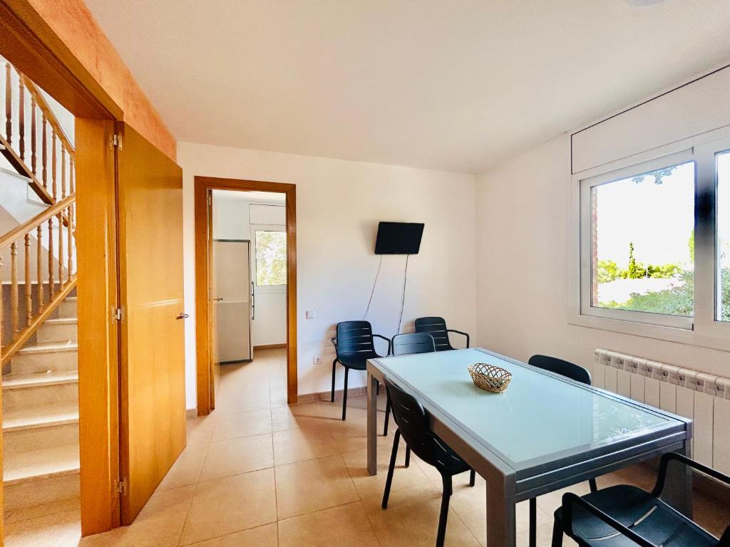 Televízia a/alebo spoločenská miestnosť v ubytovaní Casa Solsones La Mora