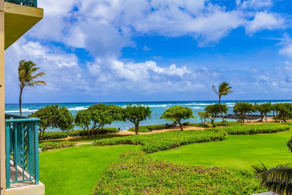 Waipouli Beach Resort Exquisite Ocean View Condo in Oceanfront H