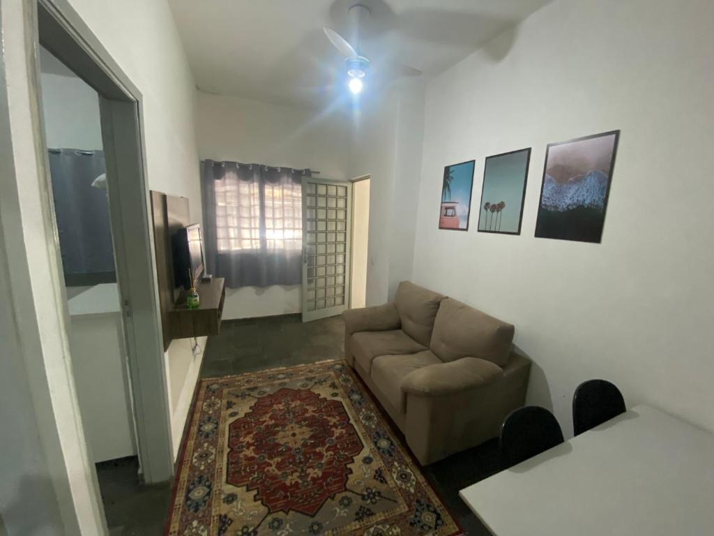 ein Wohnzimmer mit einem Sofa und einem Tisch in der Unterkunft Casa 2 dorm, otima localizacao, Wi-Fi, Gar, pet in Campinas