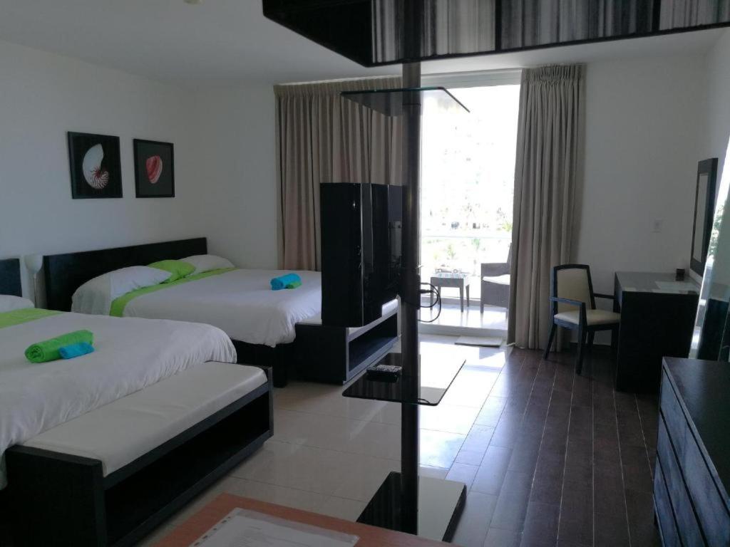 Pokój hotelowy z 2 łóżkami i biurkiem w obiekcie Playa Blanca w mieście Playa Blanca