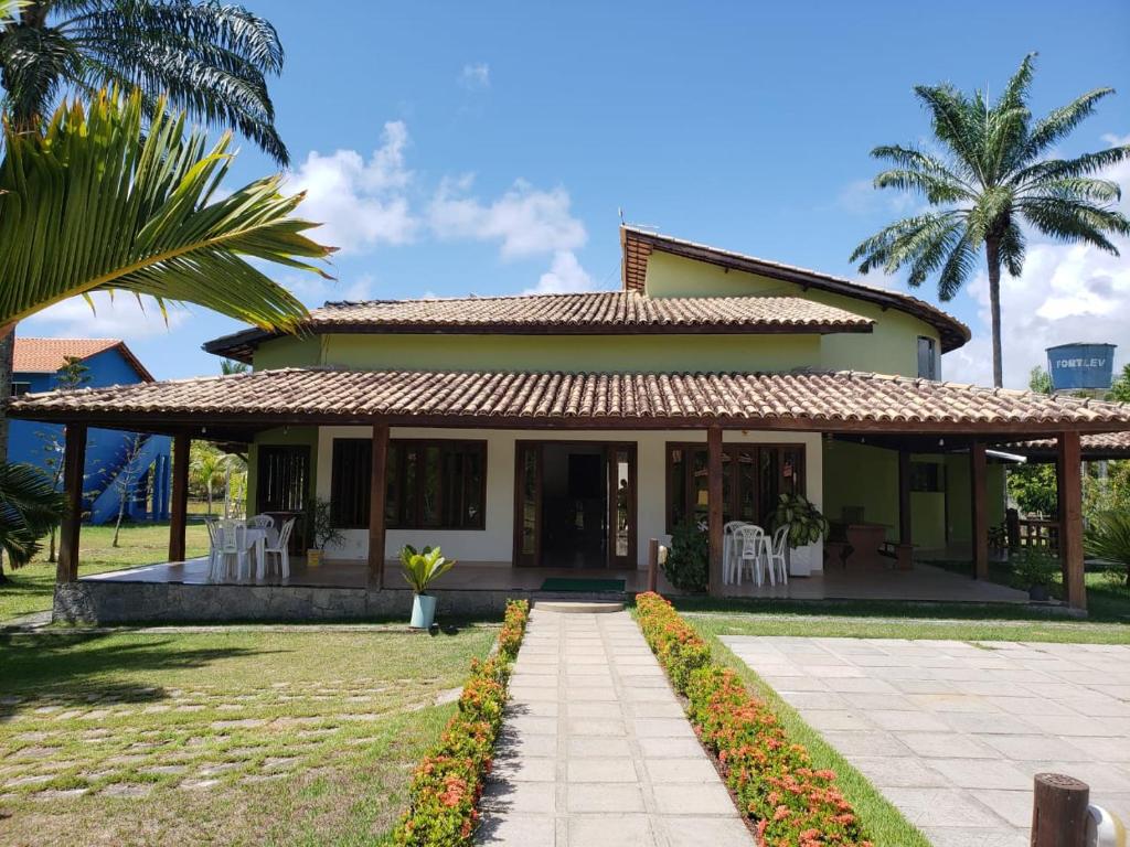 a house with a pathway in front of it at Pousada Pratigi in Ituberá