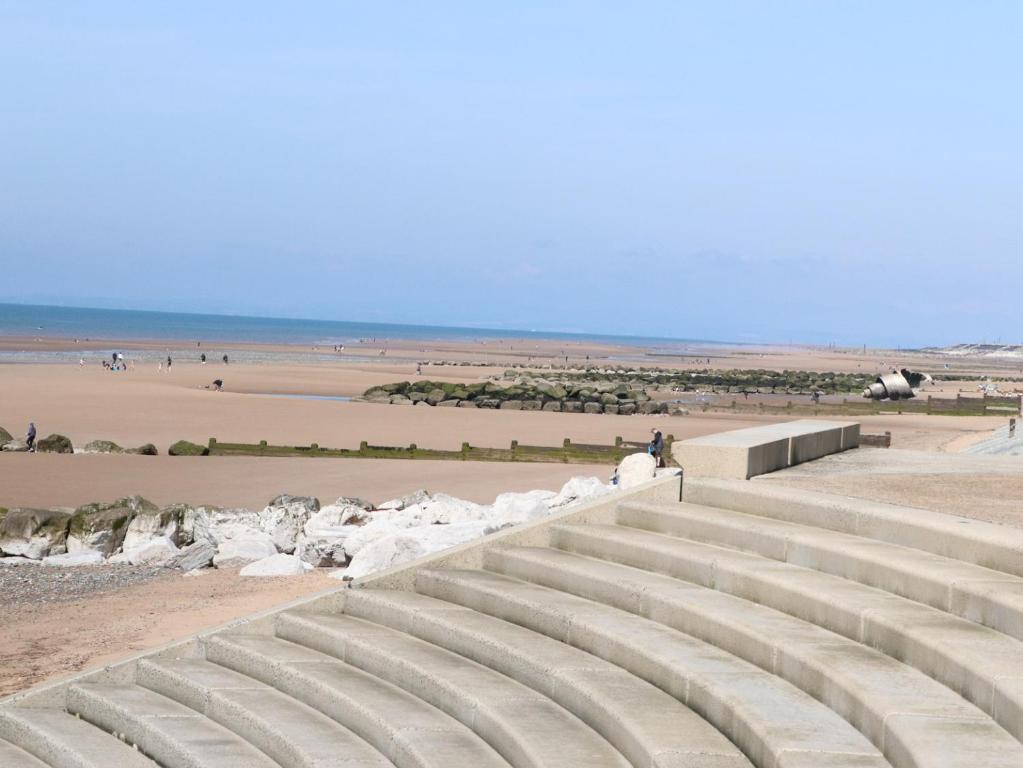 een set betonnen treden die naar een strand leiden bij Anandom in Blackpool