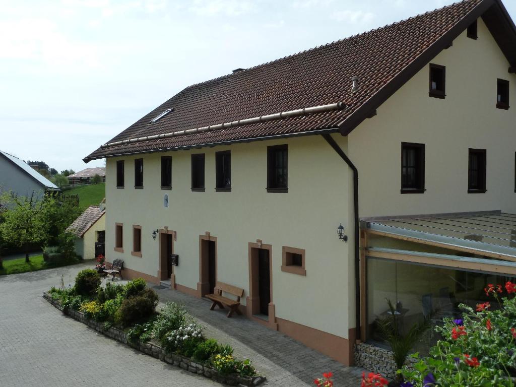 een wit gebouw met een bruin dak bij Bernerhof in Pottenstein