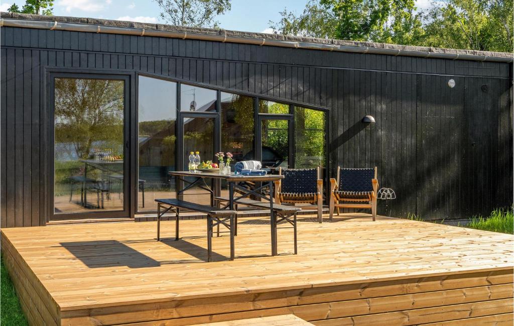 Patio nebo venkovní prostory v ubytování Awesome Home In Sunds With Lake View