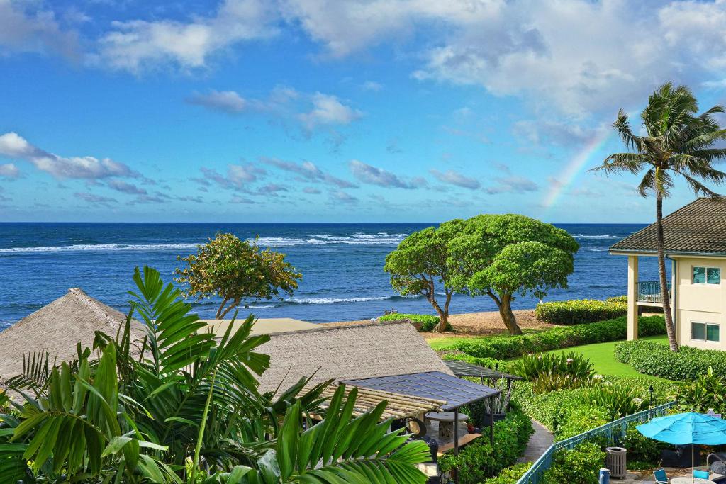 Cette maison offre une vue sur l'océan. dans l'établissement Waipouli Beach Resort Luxury Ocean View Condo, à Kapaa