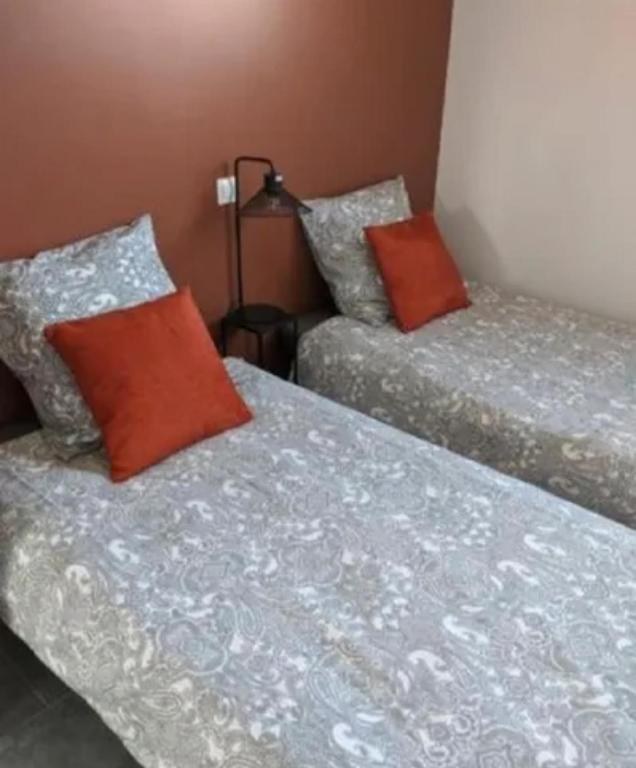 - 2 lits dans une chambre avec 2 oreillers dans l'établissement Maison 5 personnes, à Mansigné