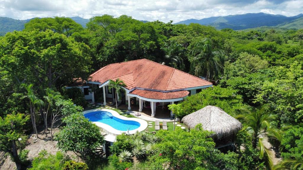 eine Luftansicht eines Hauses mit Pool in der Unterkunft Villa Martina Palmgarden in Sámara