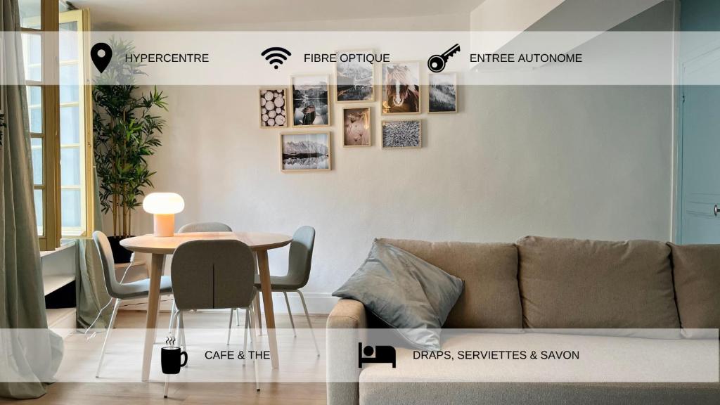 un salon avec un canapé et une table dans l'établissement Un goût de liberté, à Nevers