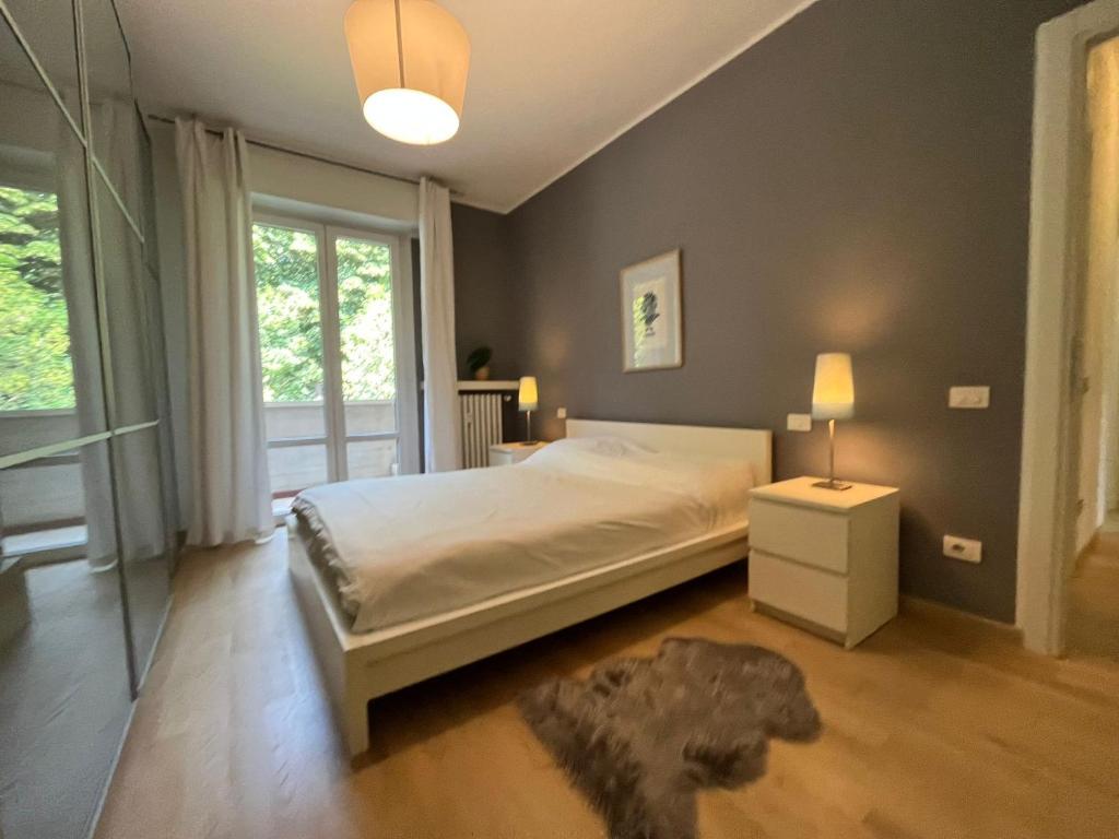 1 dormitorio con cama grande y ventana grande en Kibilù - San Donato vicinanze IRCCS Policlinico, en San Donato Milanese