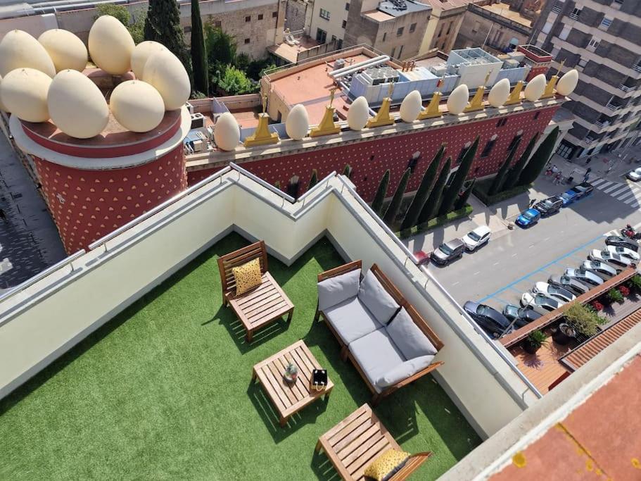 an aerial view of a balcony with tables and chairs at Atico frente al museo Dali in Figueres