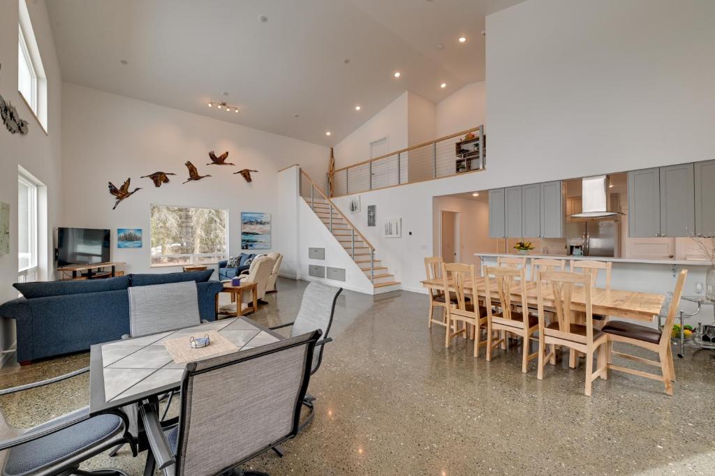 eine Küche und ein Wohnzimmer mit einem Tisch und Stühlen in der Unterkunft Spacious Kenai Getaway with Views - Walk to Beach! in Kenai