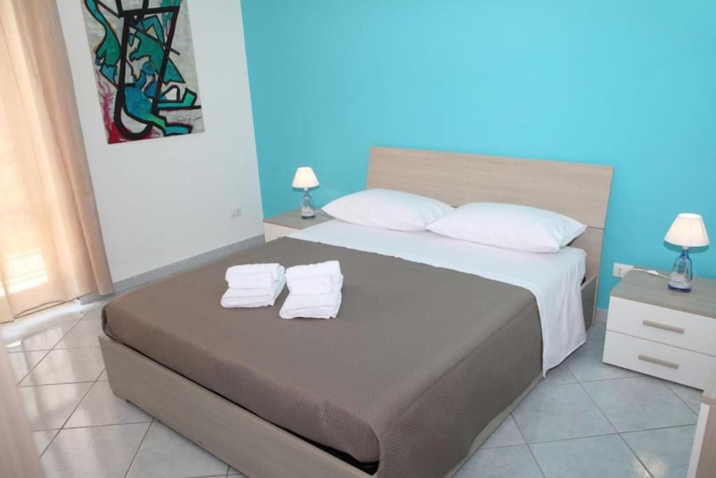 een slaapkamer met een bed met twee handdoeken erop bij Zisa House Casa Vacanze in Palermo
