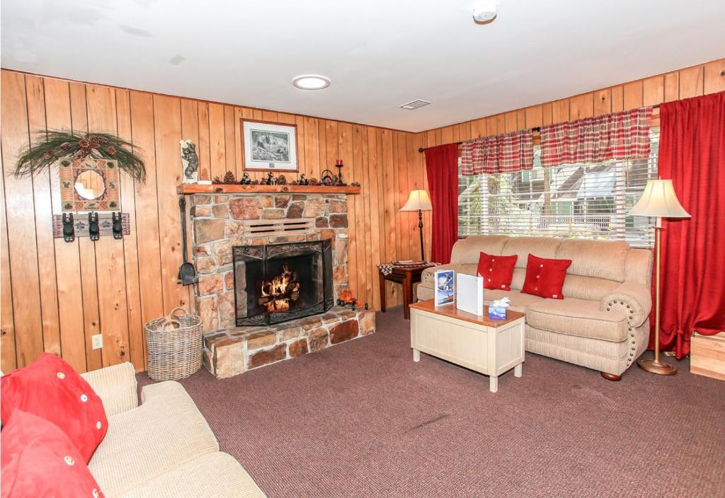 3 Little Bears Cabin - Quintessential Big Bear getaway with fun cabin