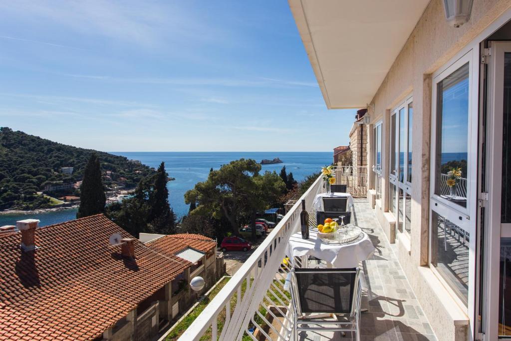 balcón con vistas al océano en Villa Pušić, en Dubrovnik