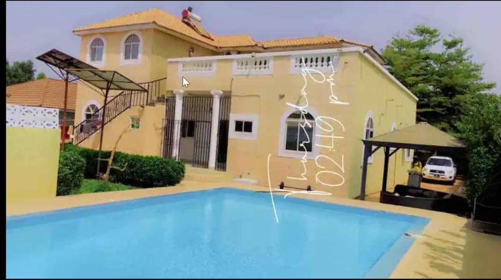 Piscina a 3 bdr pool house near Brusubi and brufut Heights o a prop
