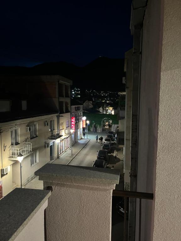 vista para uma rua à noite a partir de um edifício em Stan na dan Milena em Trebinje