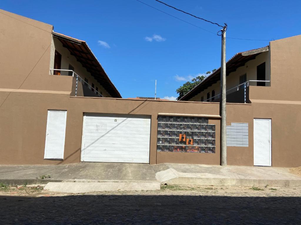 un edificio con dos puertas de garaje a un lado en Apartamento Premium Grand Luxo, en Fortaleza