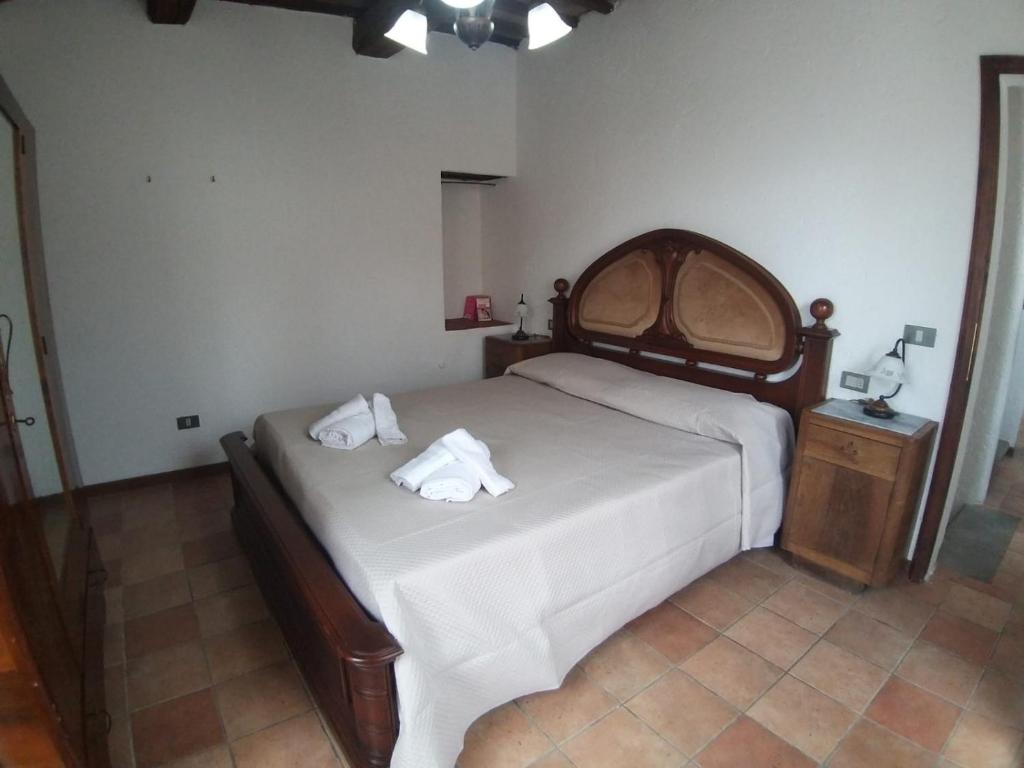 um quarto com uma cama com duas toalhas em Casa Luna em Tavernelle