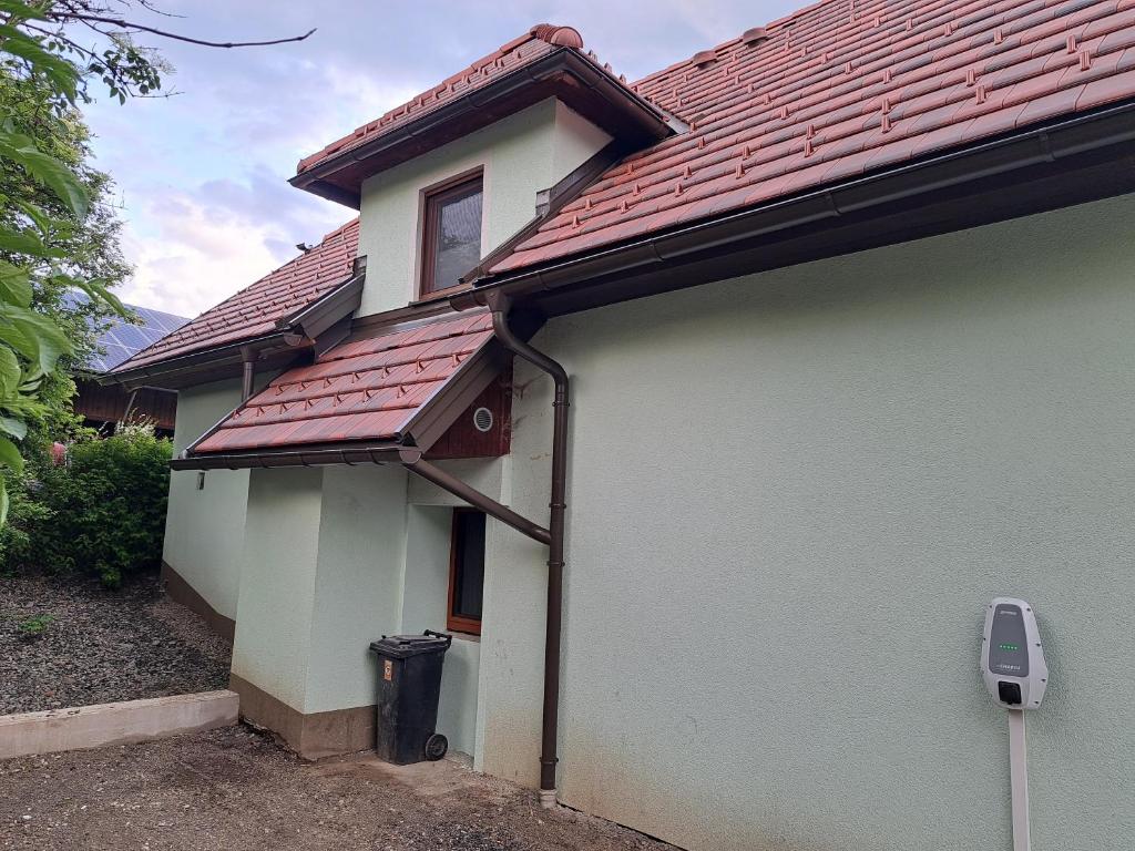 The building in which a vendégházakat is located