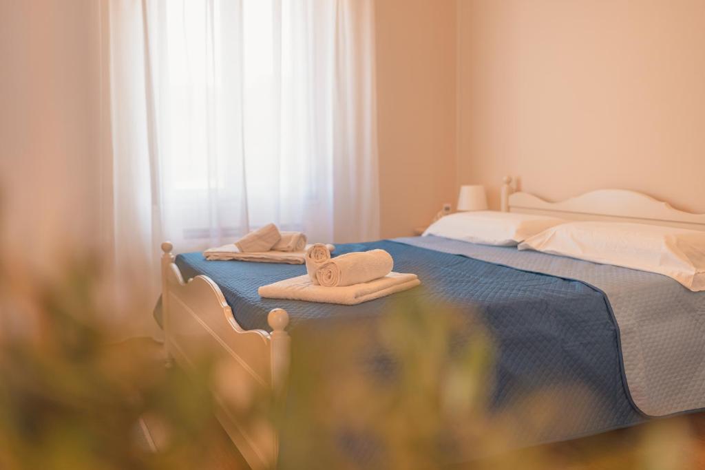 a bedroom with two beds with towels on the bed at Ancóramare in Stintino