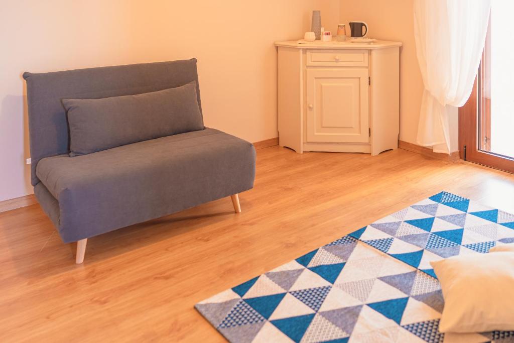 a living room with a chair and a rug at Ancóramare in Stintino