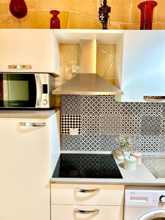 Kuchyň nebo kuchyňský kout v ubytování MCC Suites Valletta