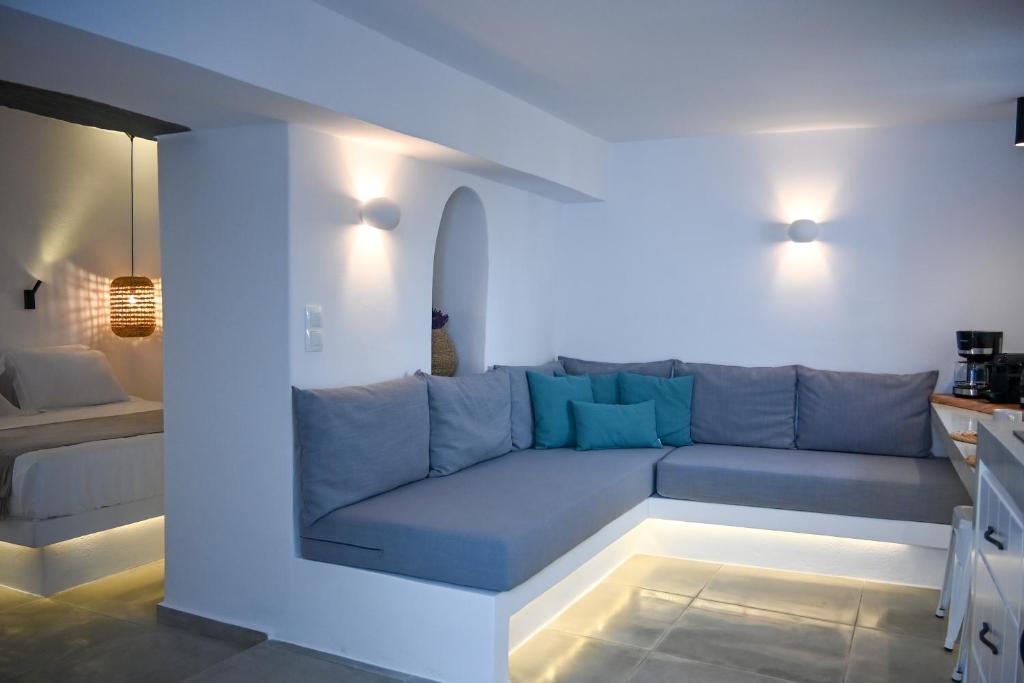 una sala de estar con un sofá azul en una habitación en mikro Thama en Kámbos