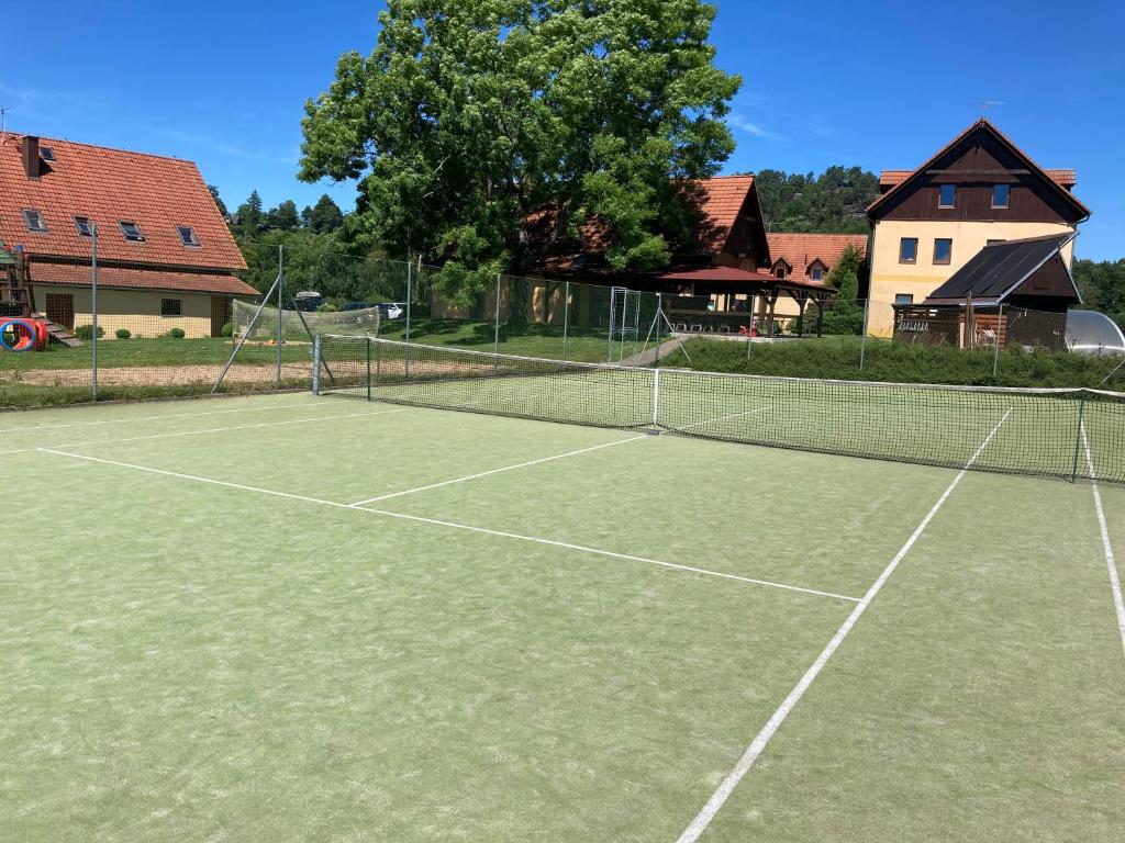 Tenis a/nebo squash v ubytování Pension Hofberg nebo okolí