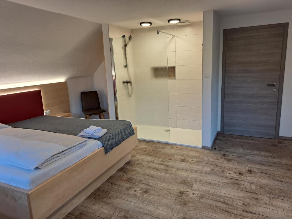 A bed or beds in a room at Gasthof Knappenwirt