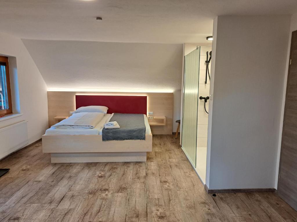 A bed or beds in a room at Gasthof Knappenwirt