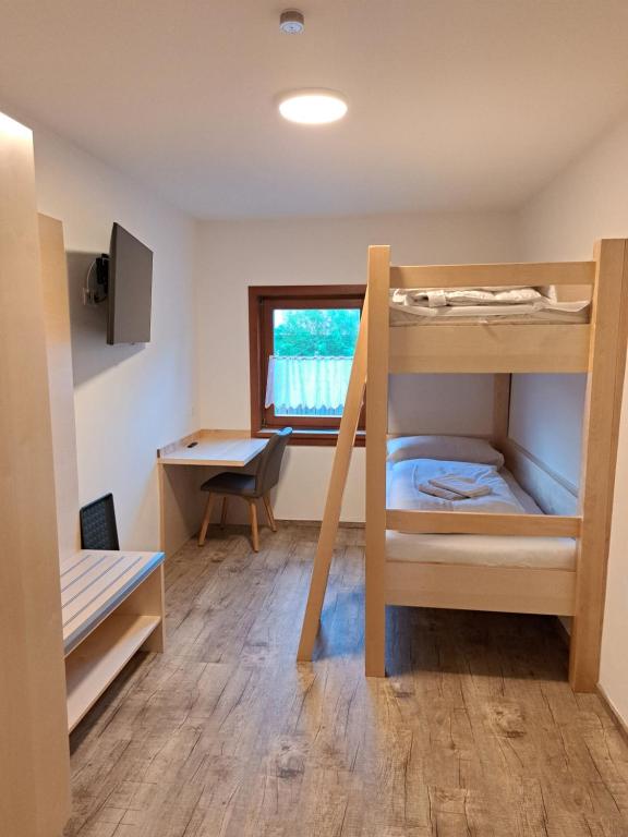 A bed or beds in a room at Gasthof Knappenwirt